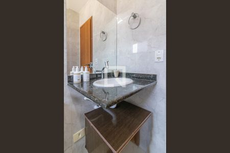 Casa de condomínio à venda com 200m², 5 quartos e 4 vagasBanheiro Social 1