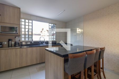 Casa de condomínio à venda com 200m², 5 quartos e 4 vagasCozinha e Área de Serviço