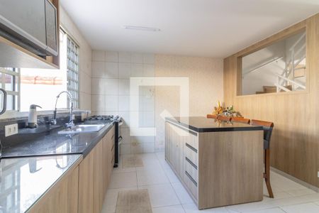 Casa de condomínio à venda com 200m², 5 quartos e 4 vagasCozinha e Área de Serviço