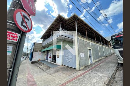 Casa à venda com 200m², 4 quartos e 3 vagas Casa à venda com 200m², 4 quartos e 3 vagasFachada
