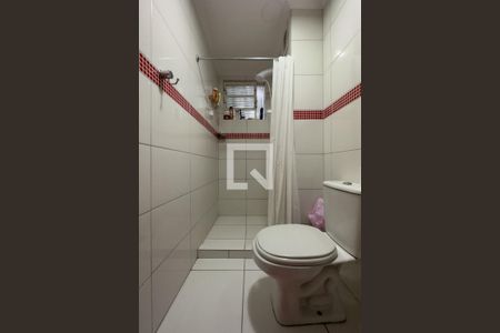 Banheiro de apartamento à venda com 1 quarto, 47m² em Nonoai, Porto Alegre