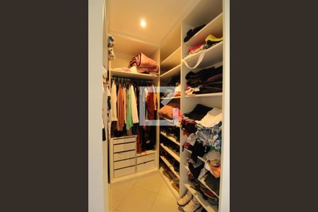 Casa de condomínio à venda com 523m², 4 quartos e 1 vagaCloset