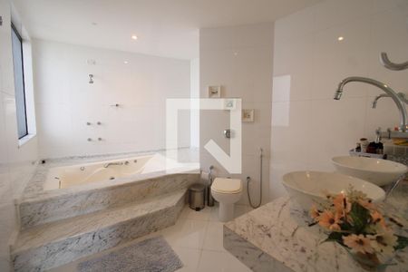 Casa de condomínio à venda com 523m², 4 quartos e 1 vagaBanheiro do Quarto 2 - Suíte