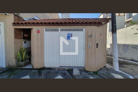 Casa à venda com 144m², 3 quartos e 2 vagas Casa à venda com 144m², 3 quartos e 2 vagasFachada do imóvel com a plaquinha instalada