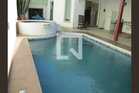 Casa à venda com 272m², 3 quartos e 2 vagasPiscina