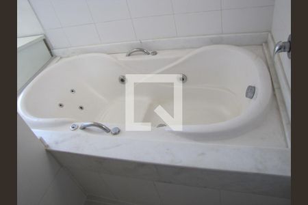 Casa à venda com 272m², 3 quartos e 2 vagasBanheiro da Suíte 1