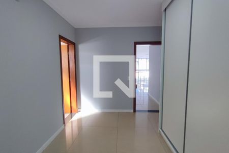 Casa de condomínio à venda com 282m², 4 quartos e 4 vagasQuarto Suíte 2