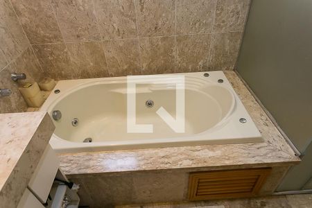 Apartamento à venda com 135m², 4 quartos e 3 vagasBanheiro da Suíte 2