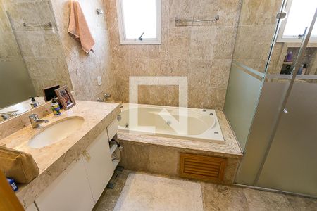 Apartamento à venda com 135m², 4 quartos e 3 vagasBanheiro da Suíte 2