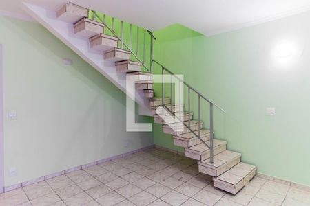 Escada de casa para alugar com 3 quartos, 150m² em Vila Carmem, São Paulo