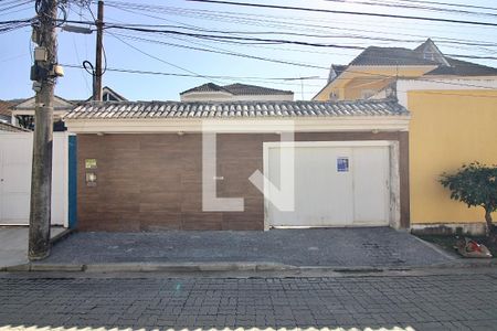 Casa de condomínio à venda com 220m², 3 quartos e 2 vagasFachada