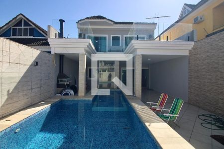 Casa de condomínio à venda com 220m², 3 quartos e 2 vagasPiscina
