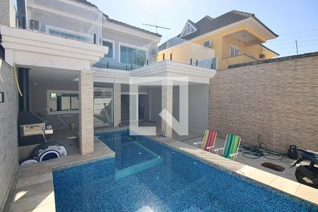 Casa de condomínio à venda com 220m², 3 quartos e 2 vagasPiscina