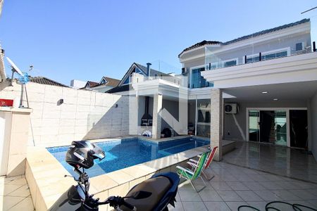 Casa de condomínio à venda com 220m², 3 quartos e 2 vagasPiscina