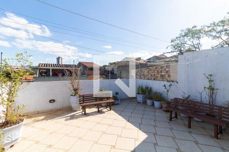 Casa à venda com 300m², 4 quartos e 5 vagas Casa à venda com 300m², 4 quartos e 5 vagasVaranda