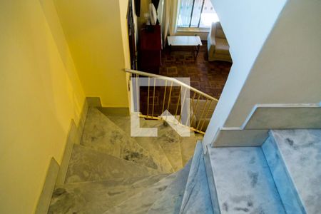 Casa à venda com 255m², 3 quartos e 2 vagasCorredor - Escada