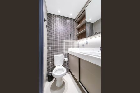 Banheiro de kitnet/studio para alugar com 1 quarto, 26m² em Água Verde, Curitiba