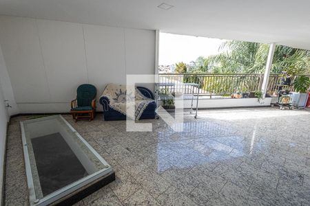 Casa à venda com 591m², 4 quartos e 3 vagasÁrea de serviço / 3º andar