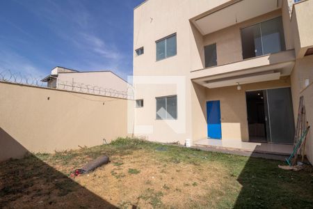 Quintal de casa à venda com 4 quartos, 200m² em Jardim Atlântico, Goiânia
