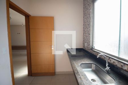 Cozinha piso superior de casa à venda com 4 quartos, 200m² em Jardim Atlântico, Goiânia