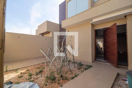 Fachada de casa à venda com 4 quartos, 200m² em Jardim Atlântico, Goiânia