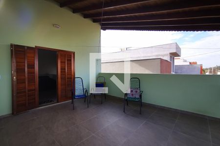 Casa à venda com 110m², 3 quartos e 2 vagas Casa à venda com 110m², 3 quartos e 2 vagasTerraço