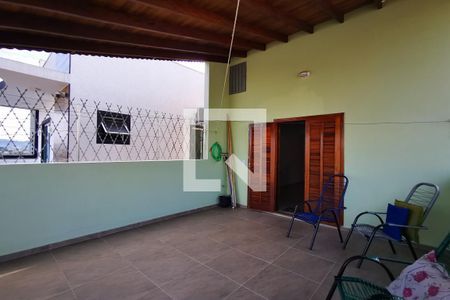 Casa à venda com 110m², 3 quartos e 2 vagas Casa à venda com 110m², 3 quartos e 2 vagasTerraço