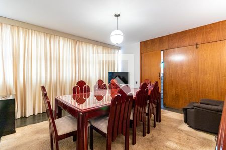 Casa à venda com 433m², 3 quartos e 5 vagas Casa à venda com 433m², 3 quartos e 5 vagasSala de TV