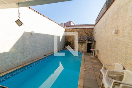 Casa à venda com 400m², 2 quartos e 2 vagas Casa à venda com 400m², 2 quartos e 2 vagasPiscina