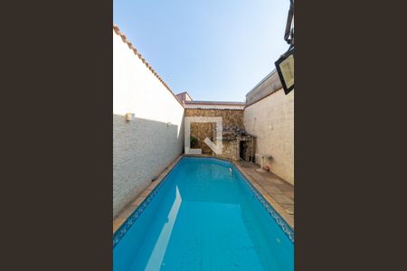 Casa à venda com 400m², 2 quartos e 2 vagas Casa à venda com 400m², 2 quartos e 2 vagasPiscina