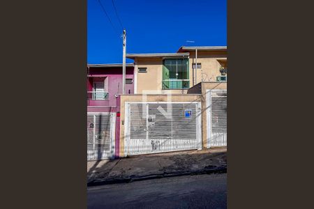 Casa à venda com 111m², 3 quartos e 2 vagas Casa à venda com 111m², 3 quartos e 2 vagasFachada