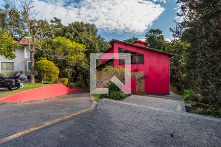 Casa de condomínio para alugar com 360m², 4 quartos e 3 vagas Casa de condomínio para alugar com 360m², 4 quartos e 3 vagasFachada
