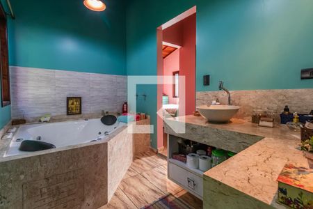Casa de condomínio para alugar com 360m², 4 quartos e 3 vagas Casa de condomínio para alugar com 360m², 4 quartos e 3 vagasBanheiro 2 da Suíte