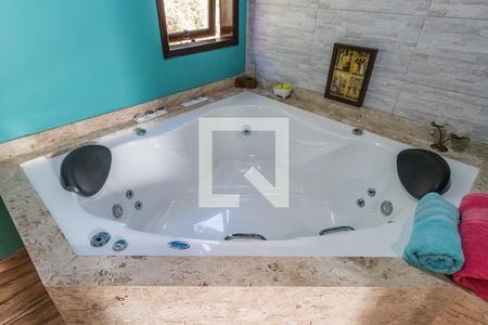 Casa de condomínio para alugar com 360m², 4 quartos e 3 vagas Casa de condomínio para alugar com 360m², 4 quartos e 3 vagasBanheiro 2 da Suíte