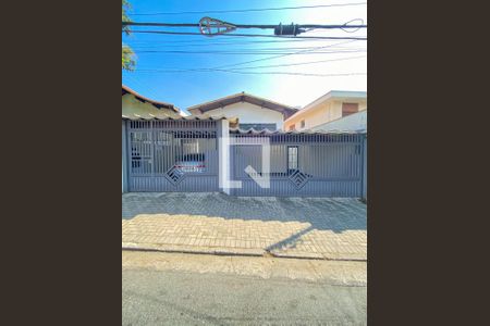 Casa à venda com 220m², 3 quartos e 3 vagas Casa à venda com 220m², 3 quartos e 3 vagasFachada