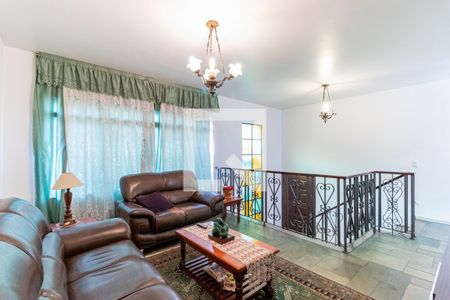 Casa à venda com 220m², 3 quartos e 3 vagas Casa à venda com 220m², 3 quartos e 3 vagasSala de TV