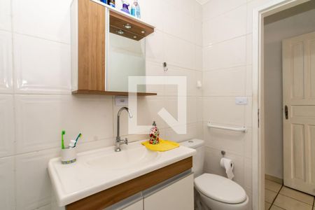Casa à venda com 210m², 4 quartos e 3 vagasBanheiro piso inferior