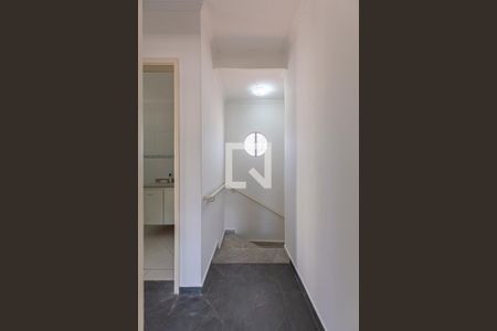 Corredor Dormitórios de casa para alugar com 3 quartos, 150m² em Vila Scarpelli, Santo André