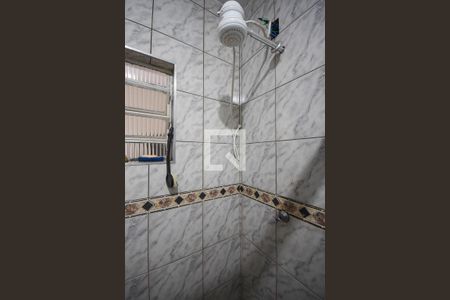 Chuveiro do banheiro da suíte  de casa para alugar com 1 quarto, 36m² em Jardim Umuarama, São Paulo