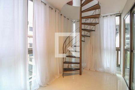 Apartamento à venda com 260m², 5 quartos e 4 vagas Apartamento à venda com 260m², 5 quartos e 4 vagasEscada