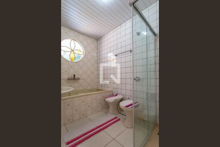 Banheiro de casa à venda com 2 quartos, 200m² em Rio Branco, Belo Horizonte