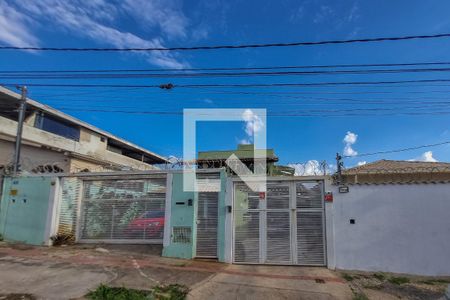 Casa à venda com 223m², 3 quartos e 2 vagasFachada