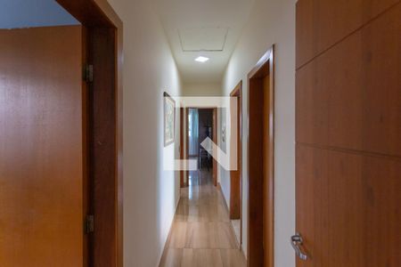 Corredor de casa à venda com 3 quartos, 223m² em Esplanada, Belo Horizonte