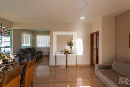 Sala de casa à venda com 3 quartos, 223m² em Esplanada, Belo Horizonte