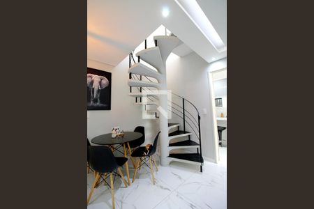 Apartamento para alugar com 110m², 2 quartos e 1 vaga Apartamento para alugar com 110m², 2 quartos e 1 vagaEscada