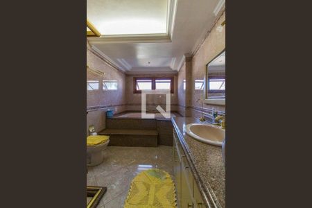 Casa à venda com 3 quartos, 300m² em Chácara das Pedras, Porto Alegre