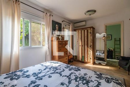 Casa de condomínio à venda com 205m², 3 quartos e 4 vagasSuíte