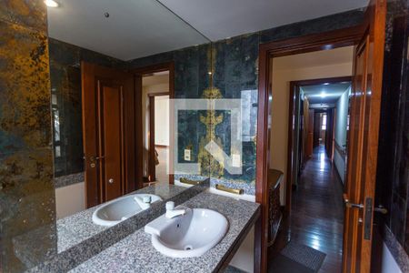 Apartamento à venda com 220m², 4 quartos e 4 vagasLavabo