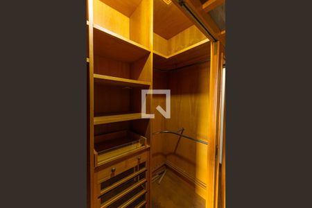Apartamento à venda com 220m², 4 quartos e 4 vagasCloset da Suíte 1