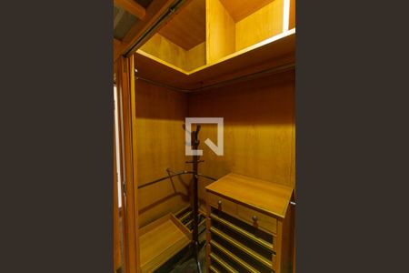 Apartamento à venda com 220m², 4 quartos e 4 vagasCloset da Suíte 1